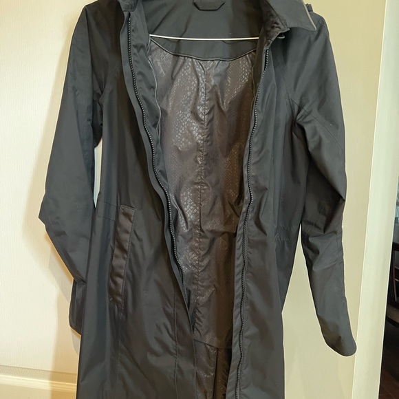 SOLD Lululemon Rain Jacket - Picture 4 of 9